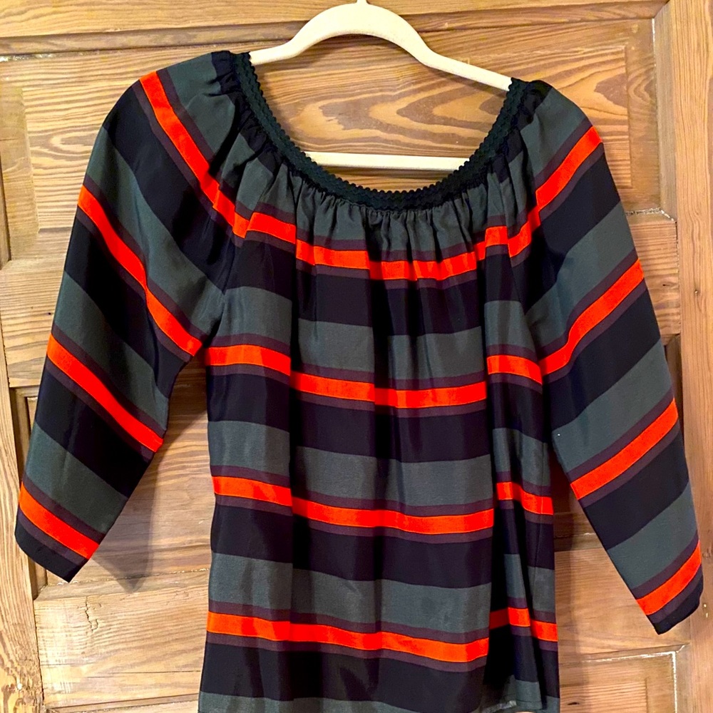 Trendy blouse off the shoulder or scoop neck